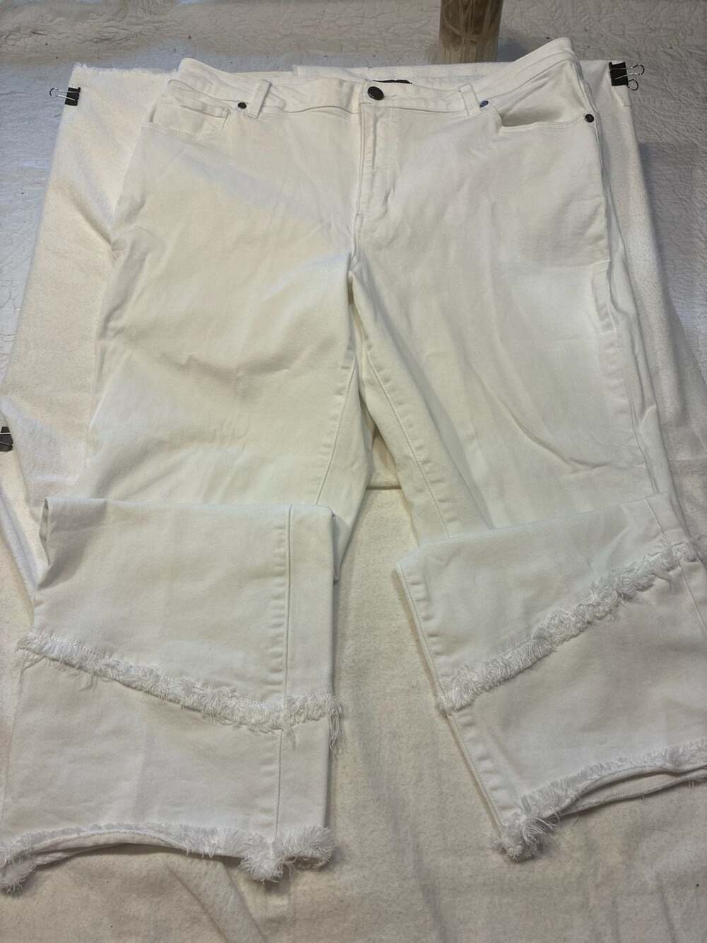 Dennis by Dennis Basso White Frayed Hem Jeans Size 14